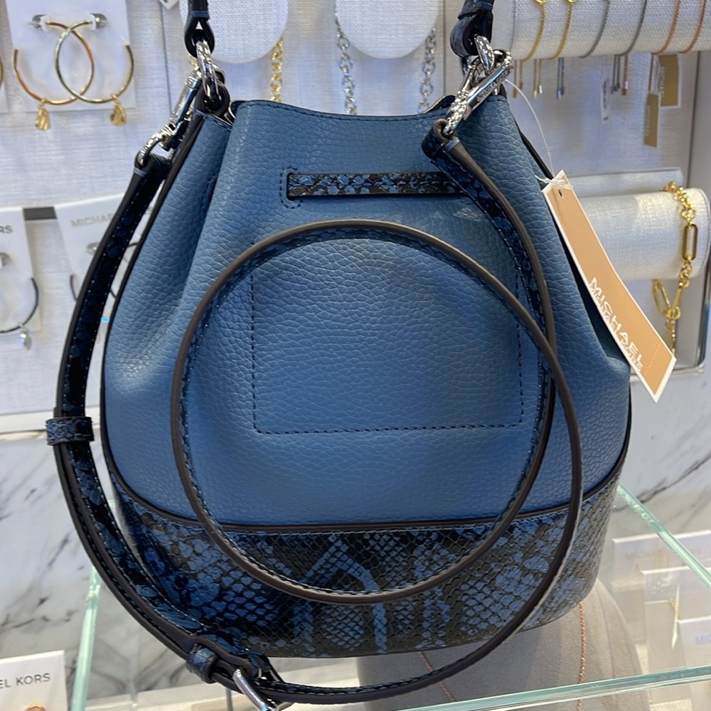 MICHAEL KORS 
Reed Md Pebbled Lthr Belted Bucket Messenger Satchel Crossbody
NWT - Picture 13 of 16